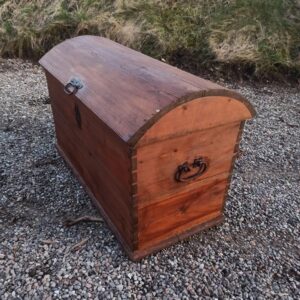 Truhe Wäschetruhe Vorratstruhe Vollholz Eisenbeschläge Shabby Geölt Karsten Braun Vintage Upcycling