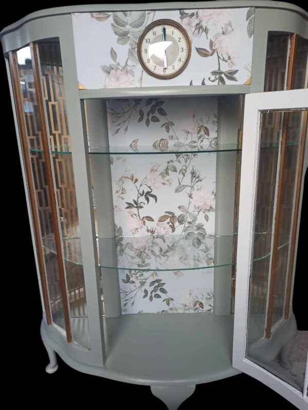 Schrank Vitrine Mintgrün Shabby Uhr Blumen Vintage Upcycling – Bild 5