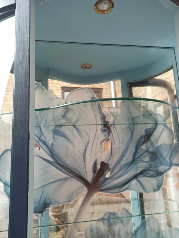 Vitrine Glas Spiegel Blau hellblau Shabby Regal Schrank Licht Vintage Upcycling – Bild 5