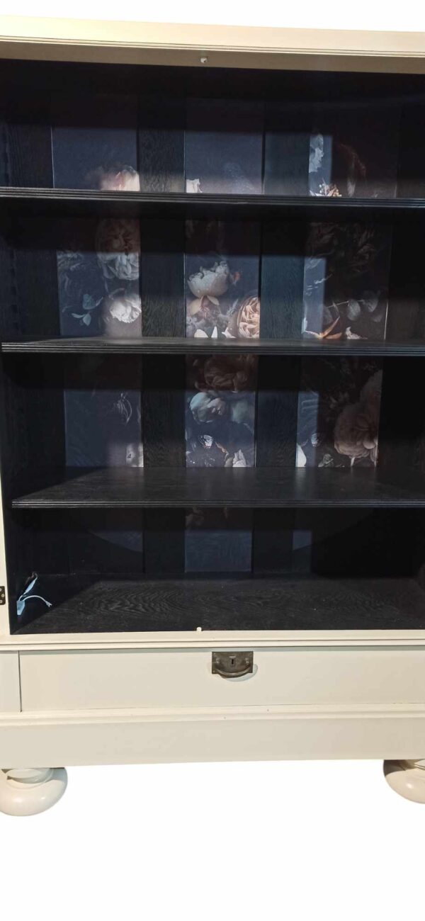 Vintage Upcycling Schrank Vitrine Regal Creme Schwarz Blumen Licht Shabby Aris – Bild 6