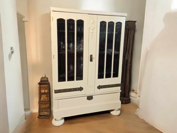 Vintage Upcycling Schrank Vitrine Regal Creme Schwarz Blumen Licht Shabby Aris