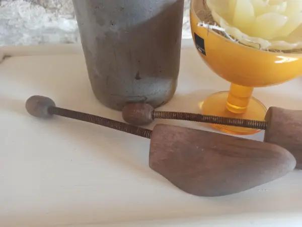 Schuhspanner Holzschuh Paar Vintage Shabby Braun Holz – Bild 2