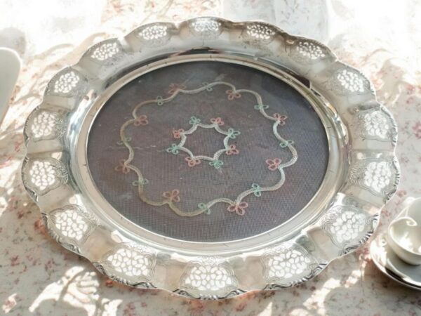 Vintage Metalltablett Glasabdeckung – rund, dekorativ & elegant – Bild 2
