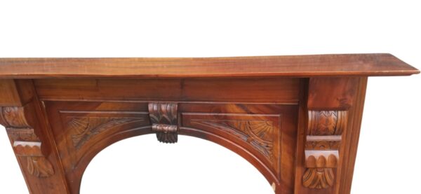 Kaminumrandung aus Holz Rustikal und Vintage mit Schnitzereien