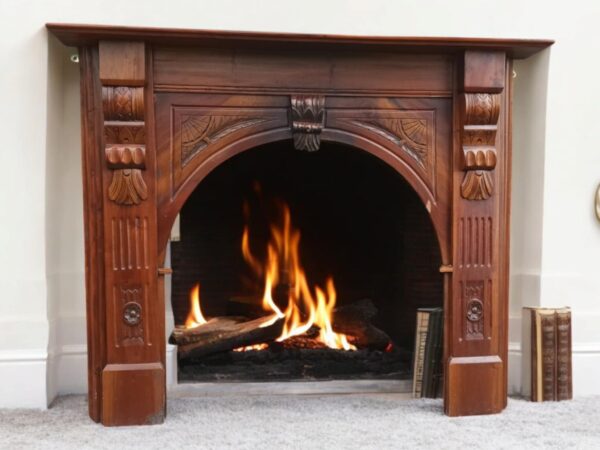 Kaminumrandung aus Holz Rustikal und Vintage mit Schnitzereien